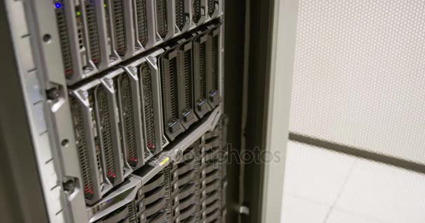 Het consultant herstellen blade-server in het datacenter — Stockvideo