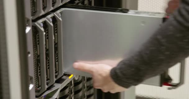 IT specialisté nahradit blade server ve velkém datacentru — Stock video