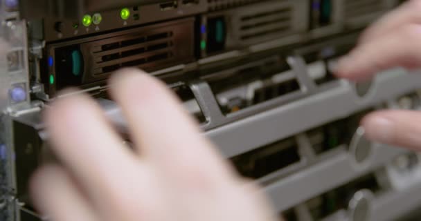 Het consultant macht op een rackserver in het datacenter — Stockvideo