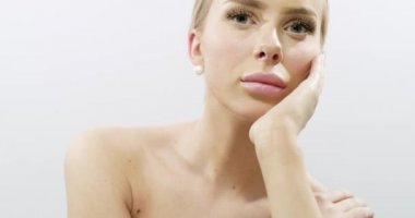 Uzun sarı saçlı zarif genç kadın portresi Cilt Bakımı