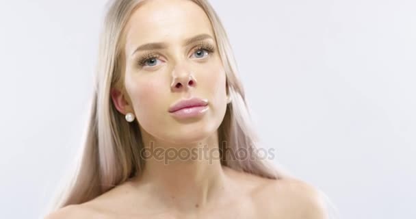 Studio portret van een lachende jonge vrouw met lang blond haar — Stockvideo