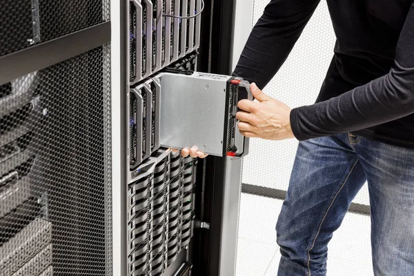 Ingegnere informatico maschio Installazione del server lama nel telaio — Foto Stock