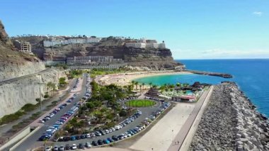 Amadores plaj üzerinde Gran Canaria uçan uçak