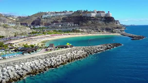 Gran Canaria güzel Amadores plaj üzerinde uçan — Stok video
