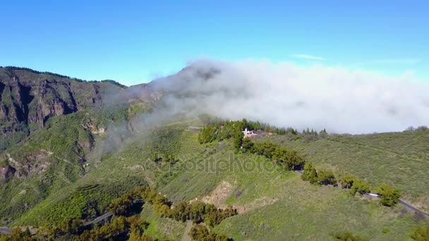Σύννεφα παρασύρει πάνω από ένα καταπράσινο τοπίο και ηφαιστειακά βουνά — Αρχείο Βίντεο