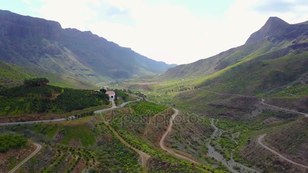 Flygande ovanför vackra landskapet och bergen på Gran Canaria — Stockvideo