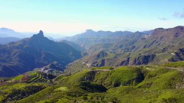 Ovanför vackra landskapet och bergen på Gran Canaria — Stockvideo