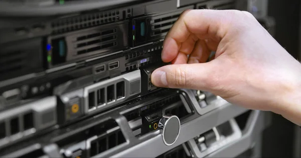 Técnico de TI instala disco rígido no servidor blade no datacenter — Fotografia de Stock