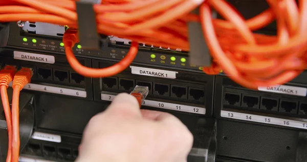 Consulente IT collegare cavo di rete in pannello presso datacenter — Foto Stock
