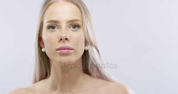 Portrét krása usměvavá blondýnka v profesionální studio — Stock video