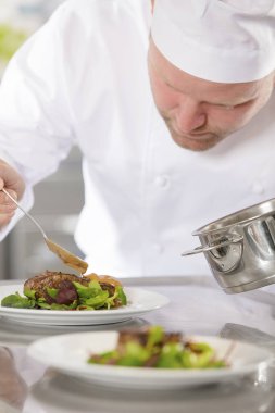 Profesyonel chef restoranda et yemek hazırlamak