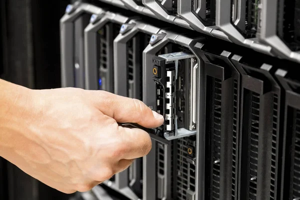 Het technici herstellen van de harde schijf op Server in het datacenter — Stockfoto