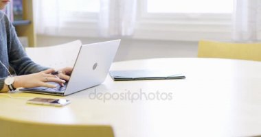 Okul kütüphanesinde kadın öğrenci odaklı