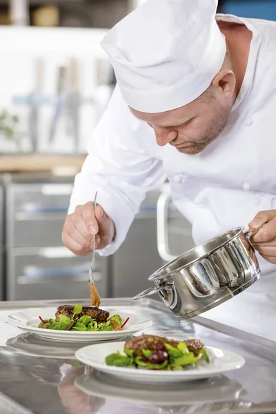 Odaklı profesyonel chef restoranda et yemek hazırlamak — Stok fotoğraf