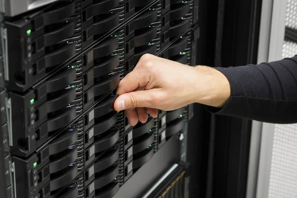 Het Engineers Hand vervanging van harde schijf In Data Center — Stockfoto