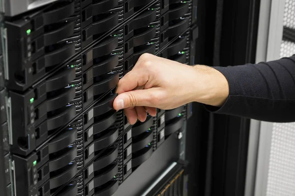 Det ingenjörer Hand byta hårddisk i datacenter — Stockfoto