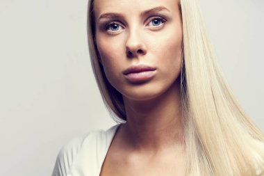 Yakın çekim portre rahat sarışın kadının beyaz top