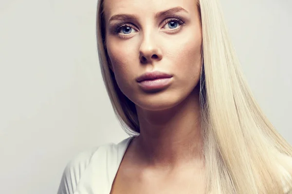 Close-up portret van een casual blonde vrouw in witte top — Stockfoto