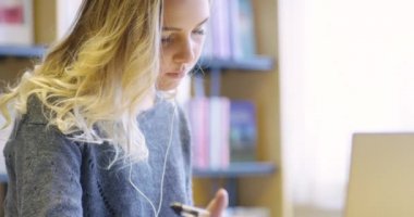 Kız öğrenci laptop kütüphanede çalışma Close-Up