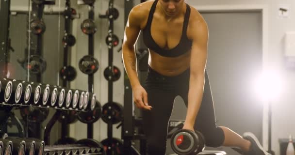 Подходящие женщины тренируются в фитнес-зале и поднимают тяжести — стоковое видео