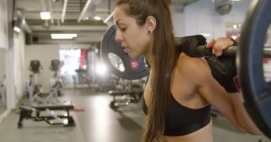 Fitness salonunda ağır ağırlıklar ile bir sportif kadın eğitim ağız kavgası Close-Up