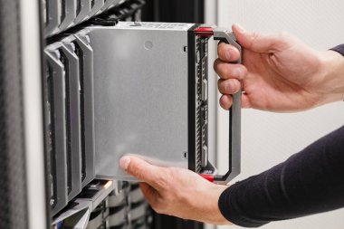 BT uzmanı büyük veri merkezinde sunucu kümesi yükler