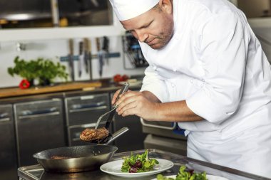 Biftek yemek gurme restoranda odaklı Şef hazırlar