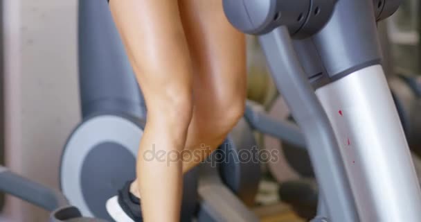 Uygun kadın fitness salonunda elips egzersiz makinede eğitim — Stok video