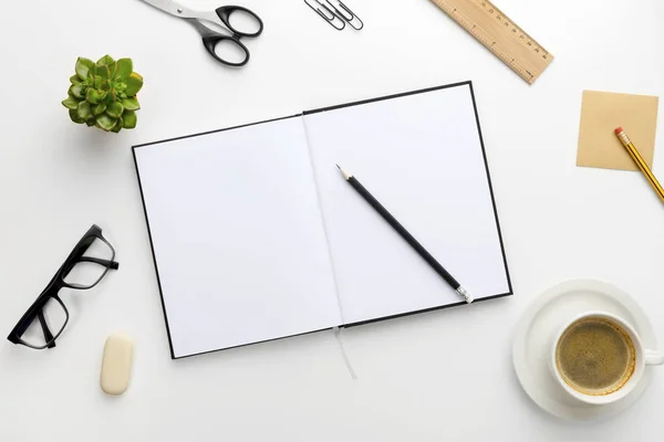 Pohled shora bílými kancelářský stůl s notebookem a dodávky — Stock fotografie