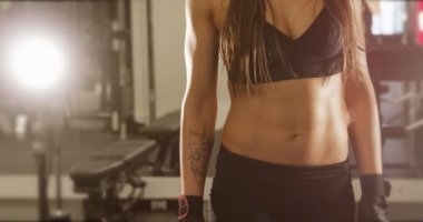 Aktif fitness womans bel ve iyi eğitimli mide sinematik vücut portresi