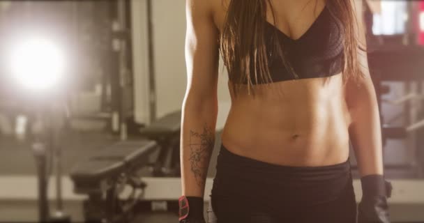 Retrato corporal cinematográfico de mujeres fitness activas cintura y estómago bien entrenado — Vídeo de stock