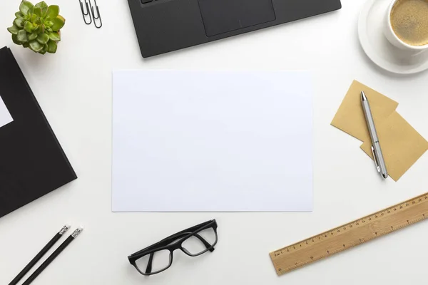 Pohled shora na moderní bílý kancelářský stůl s notebookem a dodávky — Stock fotografie