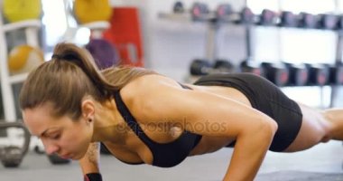 İyi eğitimli kadın gönderme yapıyor ups spor salonunda egzersiz minderi