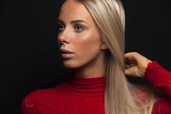 Portrait sombre d'une belle femme blonde en robe rouge avec fond de boulangerie noir — Photo