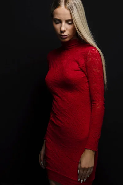 Mulher de cabelos loiros bonita em vestido vermelho olhando para baixo — Fotografia de Stock