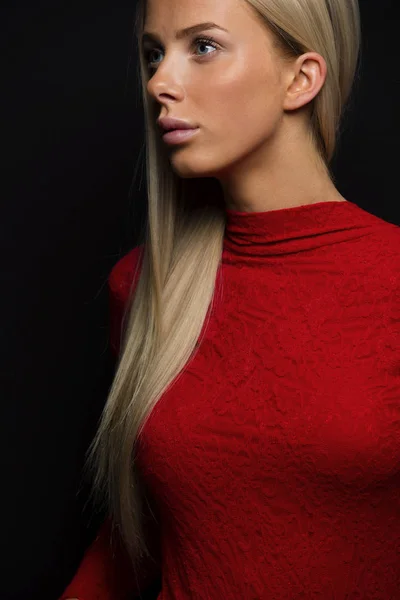 Donkere portret van een mooie blonde vrouw in rode jurk op zwarte bakground — Stockfoto