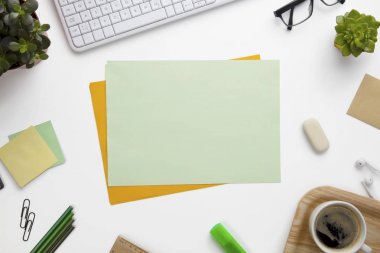 Beyaz Resepsiyon ofis malzemeleri ile çevrili boş belgeler