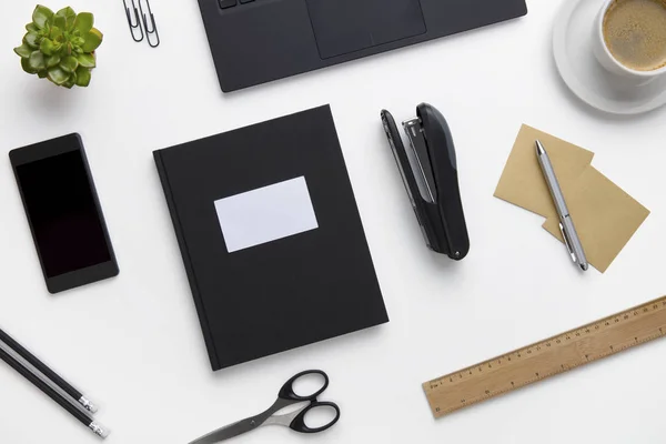 Materiały biurowe i urządzenia rozmieszczone na biały biurko — Zdjęcie stockowe