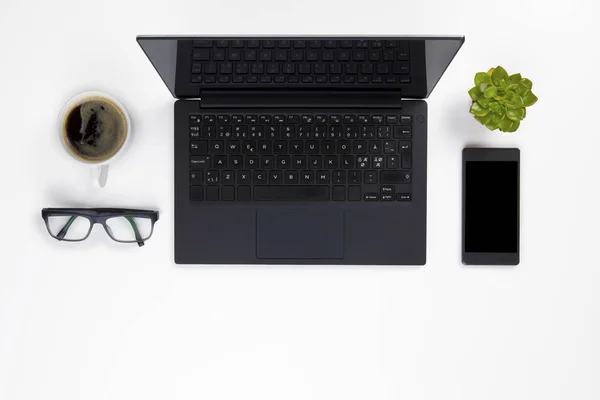 ノート パソコンとコーヒー カップと現代的な白いオフィス デスク — ストック写真