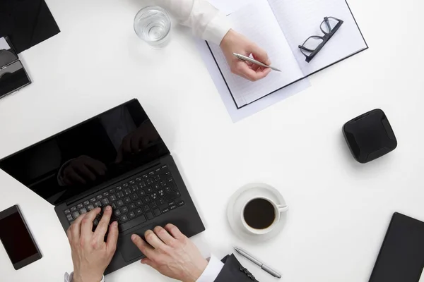 Empresario Usando Laptop Mientras Mujer Colega Escribiendo En Diario — Foto de Stock