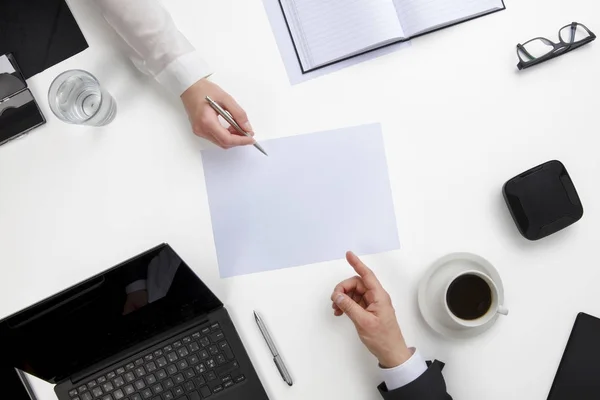 Geschäftsleute diskutieren über Dokument am weißen Schreibtisch — Stockfoto