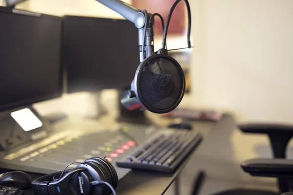 Micrófono en la estación de radio estudio de radiodifusión por la mañana — Foto de Stock