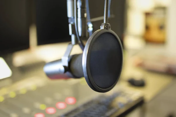 Close-up de um microfone na estação de rádio estúdio de radiodifusão — Fotografia de Stock