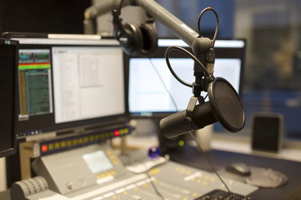 Mikrofon modern rádió állomás műsorszóró stúdió — Stock Fotó
