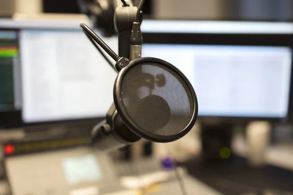 Primer plano de un micrófono en el estudio de radiodifusión de la estación de radio — Foto de Stock