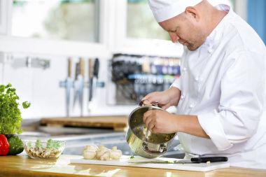 Profesyonel şefler yapar gıda yemekler büyük mutfak