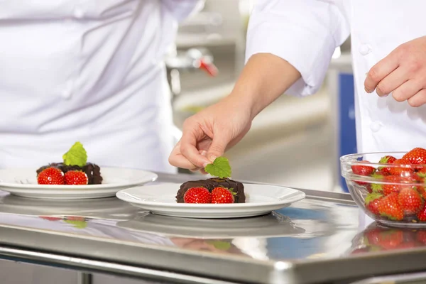 Chef professionnel décorer gâteau dessert avec fraise — Photo