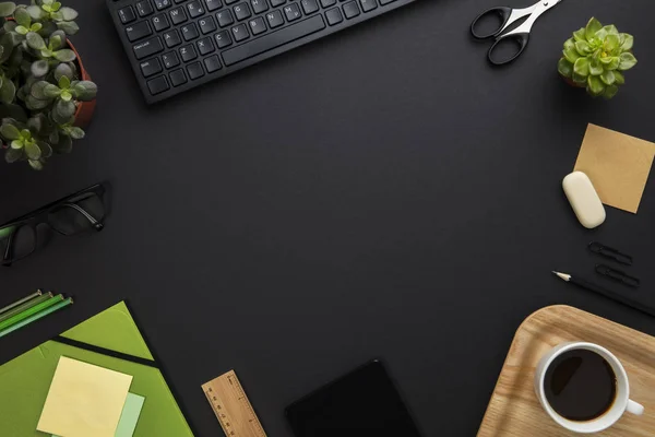 Equipamento de escritório e teclado de computador arranjado na mesa cinza — Fotografia de Stock