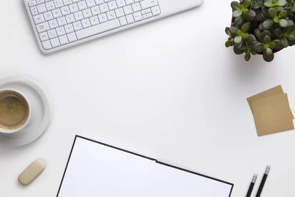 Teclado con taza de café y suministros de oficina en escritorio blanco — Foto de Stock