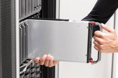 BT uzmanı büyük veri merkezinde sunucu kümesi yükler